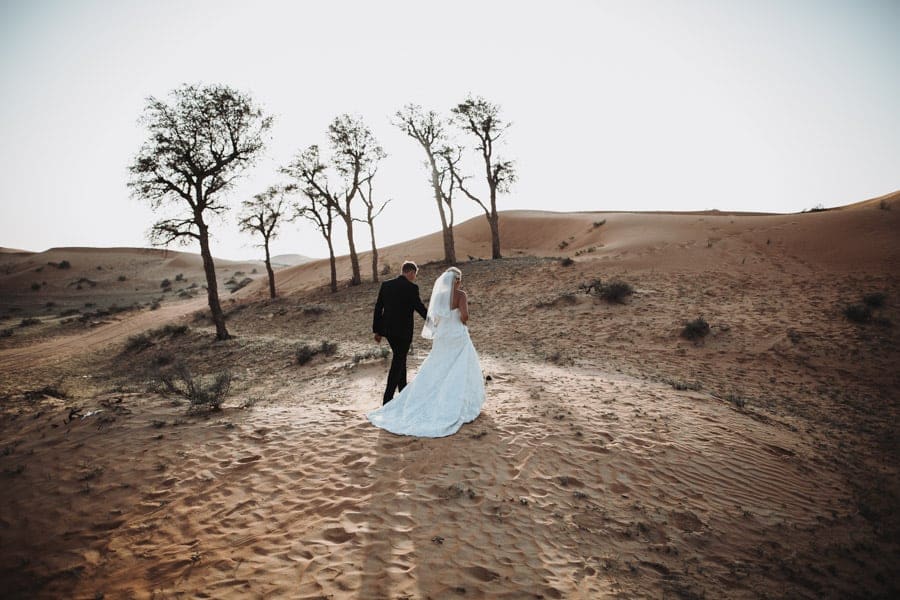 Fotoshooting Wuestenhochzeit Brautpaar in Wueste