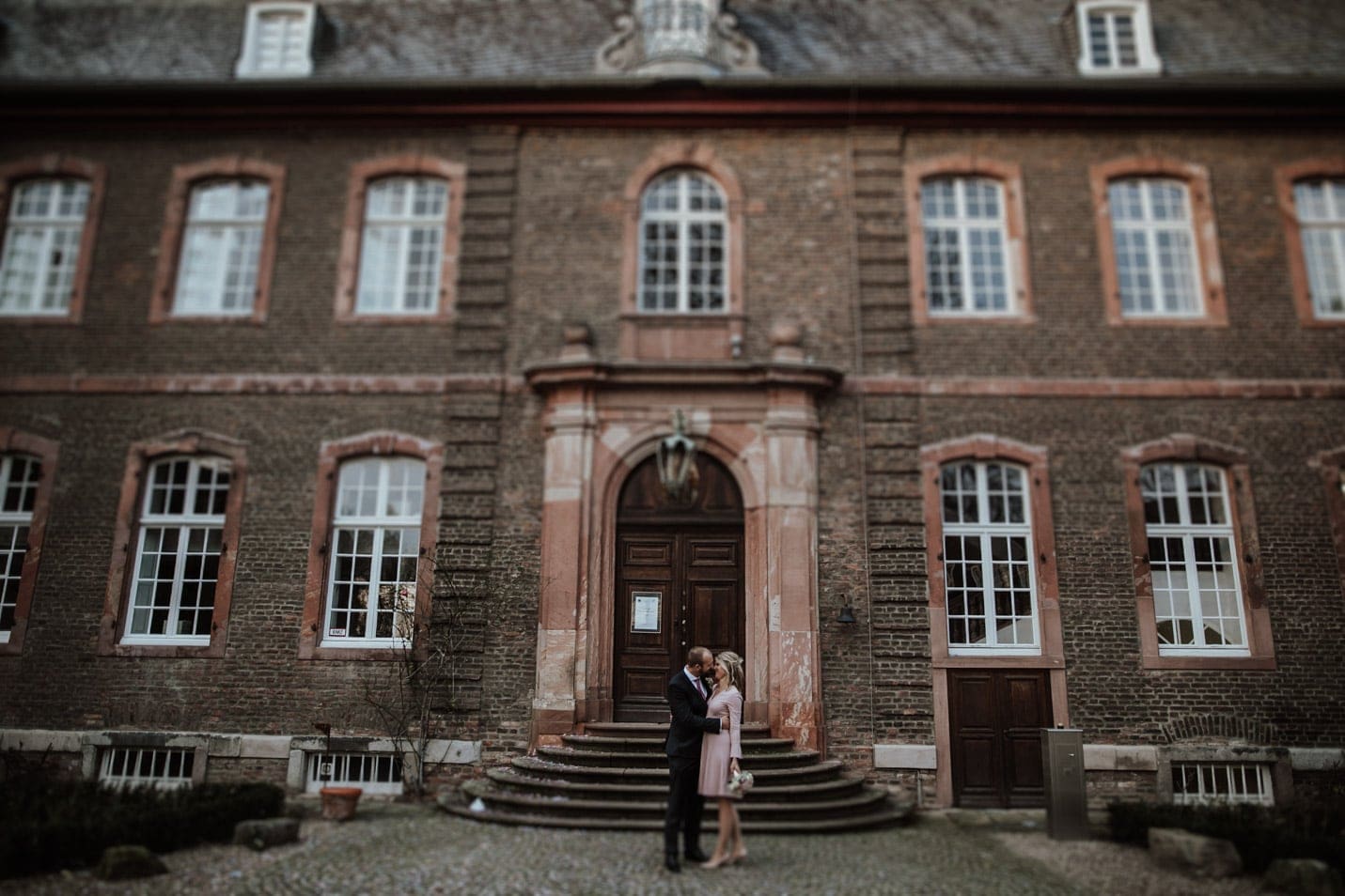 Brautpaar küsst sich vor Schloss Wahn köln